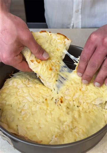 بروتين ملت بوكت 🧀Protein melt pocket المقادير والطريقة: • 3 قطع تورتيلا بروتين نقسمهم الى نصفين • 300غ صدور دجاج مشوية مع: ملح، بودرة ثوم، وجبنة بارمزان • الصوص: حبة فلفل احمر محمصة فالفرن لمدة ساعة نقشرها ونضيف لها ملعقة زيت زيتون، فصين ثوم وملح ونخلطهم • نخلط الدجاج مع الصوص ونوزعهم على انصاف التورتيلا ونشكلهم على شكل مثلثات • بعدين نحطهم فصينية ونغطيهم بجبنة موزاريلا • ونخليهم فالفرن لمدة 10 دقايق تقريبا على درجة حرارة 180 الى ان تذوب الجبنة