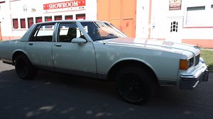 Fahrszenen vom 1986 Chevrolet Caprice mit V8 - 305cui Motor. Ein cooler Daily mit Service und frischer HU/H zum einsteigen losfahren. https://www.special-cars-berlin.de/vehicle/1986-chevrolet-caprice-brougham-v8-305/ | Special Cars Berlin