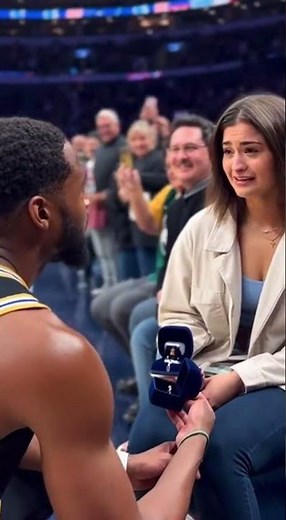 Emotional Courtside Proposal: Basketball Star Drops to One Knee in Unforgettable Arena Moment #NBA