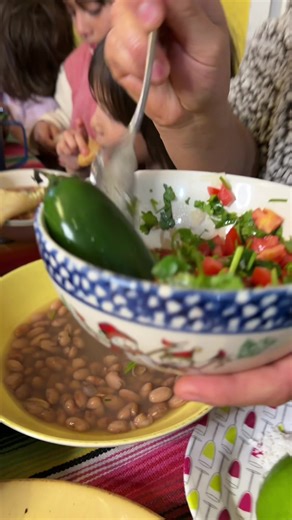 Comiendo chicharrones con frijoles de la olla y pico de gallo #eating #chicharron #mukbang