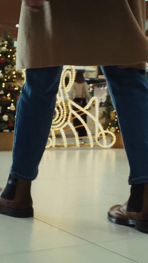 ✨ Dárek, kterým se vždy trefíte. Dárková karta NC Královo Pole. Vyberte částku 300–6000 Kč a přidejte osobní věnování. Zabalené? Krásně. Praktické? Maximálně. 🎄 | Nákupní centrum Královo Pole