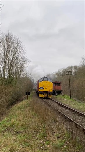A steam-powered Class 37? 👀 Nah, just visiting 37418 powering away from Highley with GWR 7714 providing the carriages’ steam-heat! What a fantastic Winter Diesel Day we’re having. Steam trains are fully back in service tomorrow (30 December) until our Winter Steam Gala on Saturday and Sunday (3-4 January). Join us for a day of adventure 🎟️ www.svr.co.uk | Severn Valley Railway