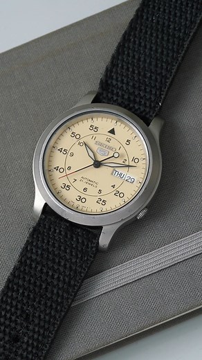 Seiko 5 SNK803 mang phong cách quân đội bụi bặm với mặt số beige dễ nhìn, bộ cọc số kép chuẩn tinh thần “field watch” đa dụng #TopWatch #Seiko5 #T36709052508 #donghocu #donghochinhhang #donghonam | TopWatch.vn | Facebook