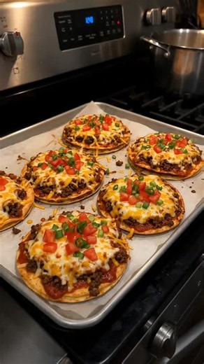 Copycat Taco Bell Mexican Pizza Ingredients: 1 pound ground beef 1 packet taco seasoning 2 taco-sized flour tortillas 1 cup refried beans 1 cup shredded cheddar cheese … Some recipes are too good to forget ✨ Comment “Yumm” and check the link in bio 📘 #easyrecipe #comfortfood #easymeals #recipes #familydinner