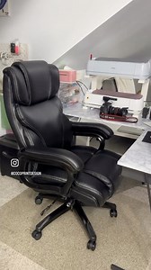 3 comments | Silla de oficina en Learher color negro. Esta silla es ideal para largas jornadas de trabajo en oficina, proporcionando comodidad y soporte lumbar. Es súper cómoda a parte que combina perfectamente con mi logo. Puedes conseguir esta y muchas otras súper bellas con @felixkingoffice | CoCó Print Design | Facebook