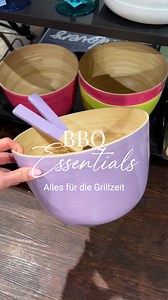 Outdoor Kitchen Essentials 🍔 Der Sommer ist endlich da und wir zeigen dir unsere Must-haves für dein nächstes BBQ und deine Outdoor Summer Kitchen: Teller VACANZA Hamburger-Presse PADDY MASTER Papierserviette APRÈS Salatschüssel & Besteck BAMBOO Essig- und Öl-Flasche 2in1 Servier- und Schneidebrett ACACIA Mini-Auflaufform C’EST SI BON Geschirr Kollektion SUMATRA Mini-Servierpfanne HOT IRON Pfeffermühle BAMBOO Utensilienbehälter SIDELINE Trinkglas REFRESH Besteckkorb RUSH ROPE #butlersreel #styl