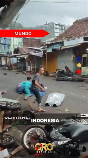 Oro Noticias on Instagram: "#Mundo | Fuerte Tornado golpea en Karangpandan, Java Central, #Indonesia"