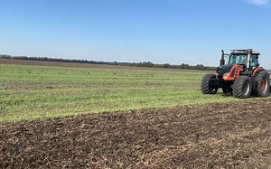 机罩很眼熟的山东英轩2404拖拉机出口 Ensign 2404