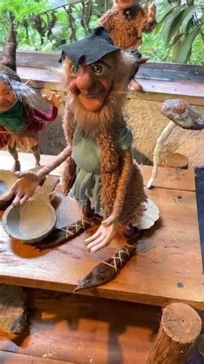 Cómo activar un duende. Durante los últimos años muchas personas han buscado en internet cómo activar un duende. La mayoría de respuestas hablan de rituales, caramelos o fórmulas virales que nada tienen que ver con el verdadero origen cultural del símbolo. En La Casa del Duende, en Baños de Agua Santa, trabajamos el duende desde el arte y el folclore documentado. La figura del duende no es una moda reciente: forma parte de un imaginario con miles de años de tradición. Activar un duende no signif