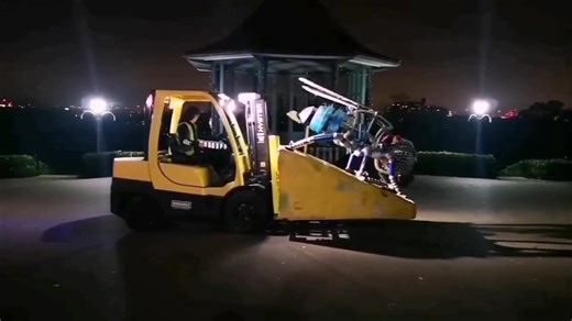 Robot Zoo has now left the building 😢 🤖 Here's one of our animal robots saying it's farewell to the Horniman at the Bandstand, captured by Cress and Eric from the Exhibitions Team. They'll be headed to their next exhibition in Texas by sea, to help with emissions, with help from the team at Evergreen Exhibitions. | Horniman Museum and Gardens