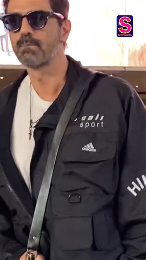 Arjun Rampal touches down in Mumbai, bringing his effortless cool back to the bay! #ArjunRampal #Mumbai #Travel #Bollywood #Fashion #Style #Airport #AirportFashion #AirportLooks | News18