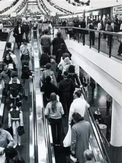 Who remembers this well known Rhode Island shoppers paradise? It was always my favorite mall when I was kid. Even though there was another one right around the corner. 😜 | RI Image