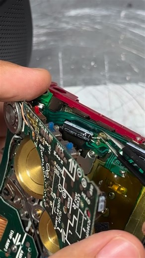 cfmakes on Instagram: "Here’s how I diagnose audio issues. In this case there’s weird hum that occurs even when volume I set to 0 Walkman WM-F10 #cassette #walkman #repair #vintage #cassetteplayer"