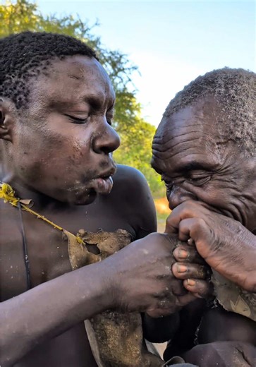 Chaaba hunts and cooks food, it's very hard. His friends also cherish the food very much and have eaten all the soup from the bottom of the pot#hadzabetribe #foryoupage #cooking #chaaba #funny