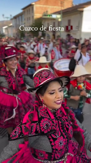 Las danzas del Cusco se originaron hace siglos y se fueron renovando con el tiempo, como los tradicionales bailes de los chunchus, los ukukus y la kachampa. Otros surgieron en la época colonial, fusionando elementos europeos y andinos, creando así increíbles danzas como los negritos, los zambitos, las collas, el chujchu, entre otras. ✨🗺 #cusco #fiesta #peru #travel #party #machupicchu #lima #southamerica #love #travelphotography #instagood #travelgram #musica #nature #eventos #instatravel #elec