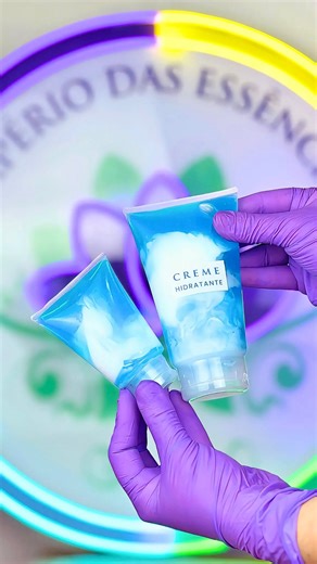 Império das Essências | Indústria de matérias-primas artesanais on Instagram: "HIDRATANTE CORPORAL COM 2 TEXTURAS: GEL + CREME! 🧴🌊🤍 Hoje eu trouxe uma criação LINDA e perfeita pro verão: um hidratante corporal bicolor, metade gel refrescante, metade creme hidratante! ✨ Primeiro, separamos 100g da Base Gel Neutra, adicionamos 1ml da essência Mar & Sal (família olfativa aromático verde amadeirado) e algumas gotinhas de corante azul-turquesa pra dar aquele visual bem fresquinho. Misturamos até f
