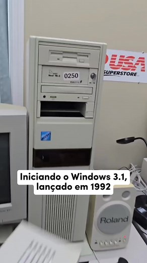 💻🪟 Iniciar o Windows 3.1 significava primeiro carregar o MS-DOS, já que o sistema operacional da Microsoft ainda dependia de uma interface baseada em linha de comando. Ao ligar o computador, o usuário via o prompt do DOS e digitava "win" para carregar o ambiente gráfico, que então exibia o Gerenciador de Programas e seus ícones clássicos. 💡 Lançado em 1992, o Windows 3.1 marcou a popularização da interface gráfica nos PCs, trazendo melhorias como suporte a fontes TrueType, maior estabilidade
