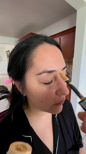 Uso un corrector claro como pre-base para las sombras #prebase #makeup #maquillajeprofesional #tips #tutorial | Miguel castillo