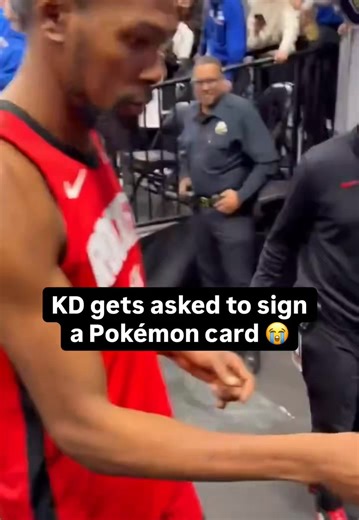 Kevin Durant signing a ‘Durant’ Pokémon card 🏀 😂 (via @Nicole_Liz8)