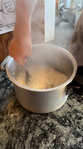 丸祇羅 マルマサラ on Instagram: "明日、木曜日はハイデラバードチキンビリヤニあります！ 通常プレートもございますのでお好きな方をお選び下さい。 よろしくお願い致します。 （緑川） ⚪︎⚪︎御予約について⚪︎⚪︎（ご予約なしでもご来店可能です） ↓↓↓↓↓↓↓↓↓↓↓↓ ⚠️火、水、木曜日は、比較的スムーズにご案内できます。 ✴︎ご予約は平日のみ可能となっております。 ✴︎ご予約はお席の確保ではなく食数の確保となりますのでご了承下さい。 ✴︎予約はインスタグラムのメッセージのみ前日までとなります。 ✴︎予約指定時間は13:00までとなります。 ✴︎予約はご来店日の1週間前からでお願いいたします。 ✴︎お名前、来店時間、人数を明記して下さい。 ✴︎ご入店時には予約した事をスタッフにお伝え下さい。 ✴︎来店時間に到着されても、こちらの不手際で順番が前後する事もございますのでご了承ください。 ✴︎✴︎ Spice Curry 丸祇羅 ✴︎✴︎ 営業時間 月〜日曜日、 11:30〜15:00 売り切れ次第終了。 ✴︎ ★★コロナ対策実施