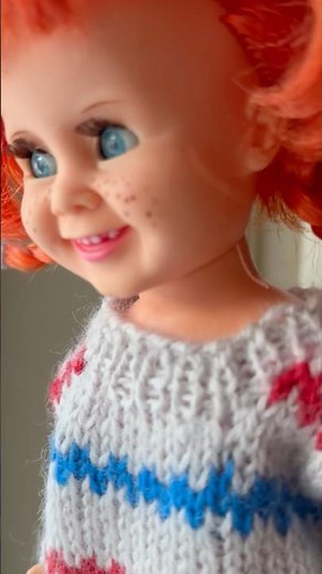 I knitted a version of the famous Pippi Langstrømpe (Longstocking) sweater for our doll today.