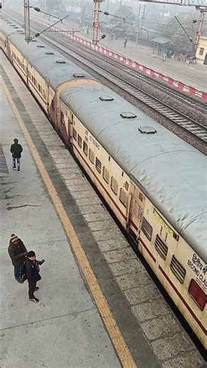 🚂❣️#indianrailways #railfans #raillovers #crossing #platform #shorts #shortvideo #shortsfeed #foryou