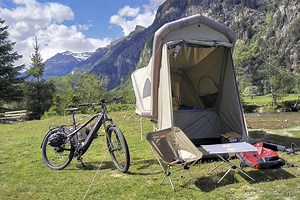 GentleTent dévoile sa nouvelle mini caravane B Turtle, une remorque avec tente gonflable pour vélo électriques