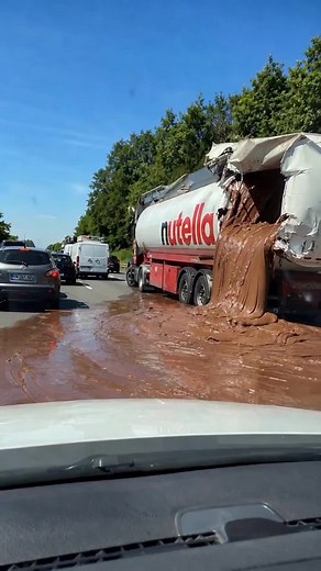 Free Nutella on the highway? People really showed up with buckets. 🍫🚛😂 #viral #nutella #reels