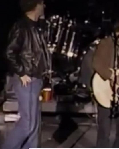 Simon & Garfunkel Live Performance of Mrs. Robinson (1993)