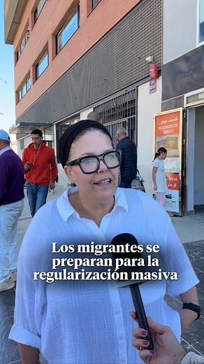 📄 Este miércoles se ha publicado en el BOE el Real Decreto para la regularización extraordinaria de migrantes, que entrará en vigor mañana, jueves. Hablamos con Rachida Navarro, consultora jurídica en extranjería, desde el consulado de Almería, donde se está registrando una alta demanda de personas que buscan regularizar su situación. 📅 Las solicitudes podrán presentarse desde el 16 de abril por vía telemática y desde el 20 de abril de forma presencial (con cita previa obligatoria).