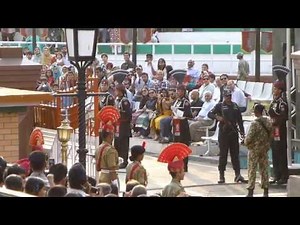 インド・パキスタン国境 インド側アタリーのフラッグセレモニー パキスタン兵と対峙