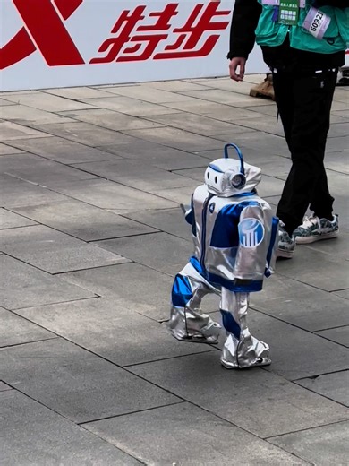 4K views · 18 reactions | Run, Robots! This is the World's First Humanoid Robot Half Marathon! #Beijing #robot #marathon #机器人马拉松 | Beijing Daily | Facebook