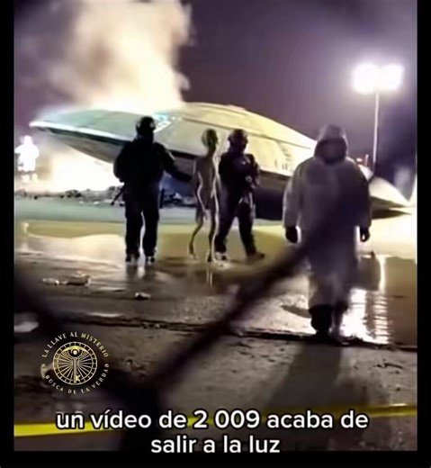 👽 ¿Y SI ESTO CAMBIA TODO? 🛸En este vídeo SIN EDITAR de 2009, filtrado HOY, se ve a un especimen alienígena siendo escoltado por el Ejército justo después del accidente de su nave.Científicos analizando la escena… el primer contacto de la historia captado en cámara.Esto es solo el principio. El Pentágono guarda miles de horas de grabaciones que van a destrozar la realidad que conocemos.Prepárate. Las próximas filtraciones vienen.