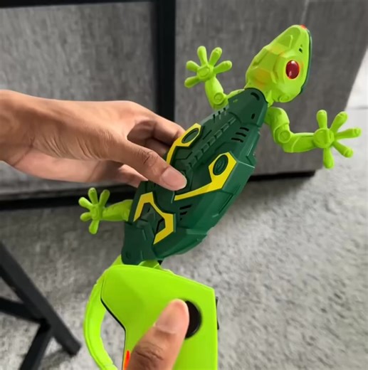 Stick it, race it, and watch it crawl up any wall 🚀 | GeckoToy