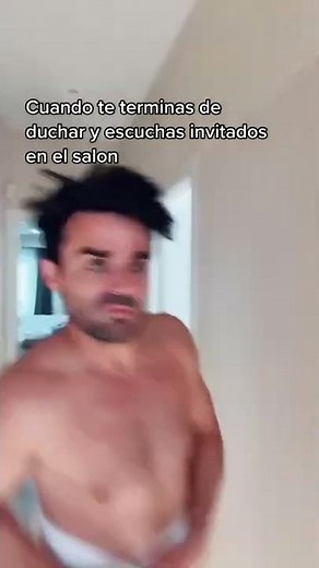 Saliendo de la ducha cuando hay invitados 🚿😂