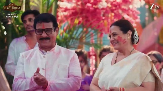 Holi ke rangon aur jashn mein khushi se naach raha hai Lakshmi aur Shriniwas ka poora parivaar! Dekhiye #LakshmiNiwas har roz, shaam 7:30 baje se 8:30 baje tak, sirf Zee TV par. #Lakshmi #Shriniwas #LNEpisodic #AapkaApnaZeeTV | ZEE TV