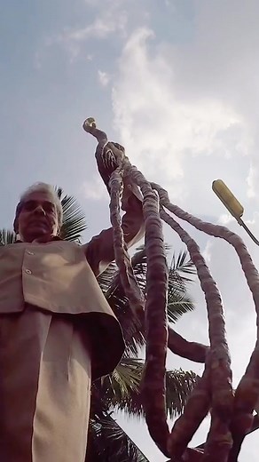 Longest fingernails on a single hand ever: 909.6 cm (358.1 in) - Shridhar Chillal 🇮🇳 #nails