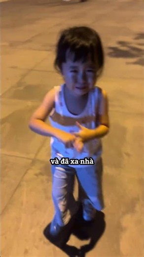 Little girl mistakes a stranger for her father because she misses him so much ❤️‍🩹