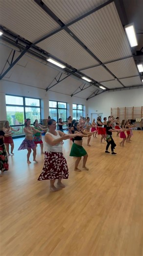 À Nilvange, j’ai eu le plaisir de donner un cours de pas de base Aparima, accompagnée de Maimiti pour me seconder, et de l’école Fetia Polynesia 💃🏽✨ Une journée riche en apprentissage autour des gestes, de l’expression scénique, du regard et de la grâce du Ori Tahiti 🌺 Merci à Metz pour cette belle fin de journée remplie de partage et de belles énergies ❤️ | Tumata Vairaaroa - Artiste polynésienne & enseignante en danse tahitienne