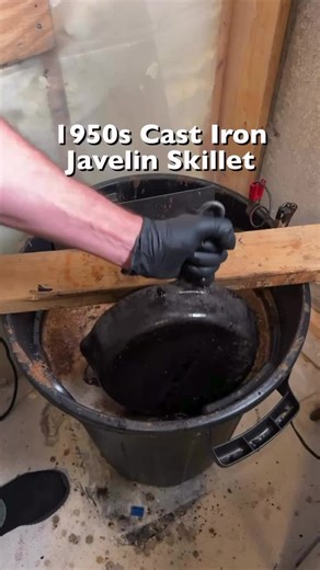 This pan ain’t naming names. A 1950s Cast Iron Javelin skillet with a secret. #castiron #vintage #restoration #mystery