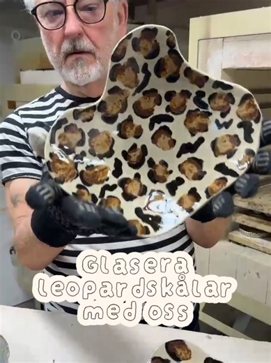 Vi älskar att testa nya sätt att glasera och just nu är Pia inne på djurmönstrat! Idag plockade vi ut dessa snygga leopardskålar ur ugnen! Vi älskar dem, vad tycker du? 😍 Finns i keramikbutiken på Södra Järnvägsgatan 10 i Munka-Ljungby imorgon lördag 7/2 när vi har öppet kl. 11-13, om ingen hinner köpa dem via DM innan dess förstås 🙈