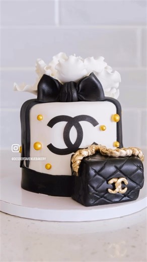 Chanel Cake 🤍🖤 #chanel #bakerybehindthescenes #cakedecorating #contracostacounty #bakingtutorial