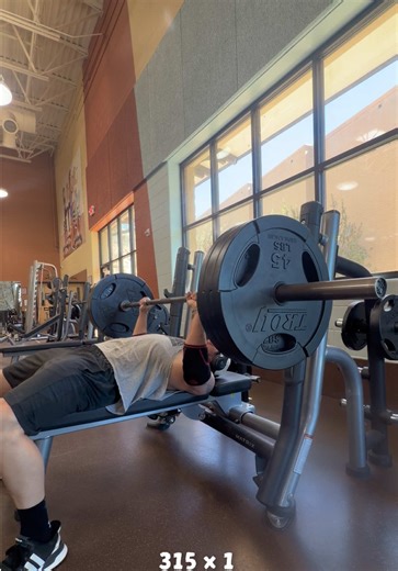 Achieving New Bench Press Goals at the Gym