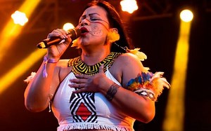 Como Djuena Tikuna leva música indígena ao mundo - Nexo Jornal