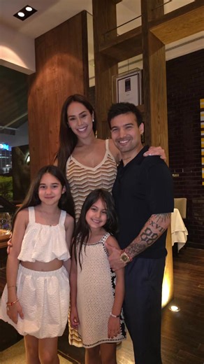 No hay nada más importante que la familia. Las risas, los abrazos y esas personas que te sostienen día a día ❤️. Pasamos estas fiestas con la abuelita de Ezio, 91 años y una energía increíble para celebrar junto a sus bisnietas; fue simplemente maravilloso. También con mis papás, la mami de Ezio, la tía Ana y mi hermana Vale. Momentos que se quedan para siempre en el corazón. Feliz Navidad para todos 🎄✨️