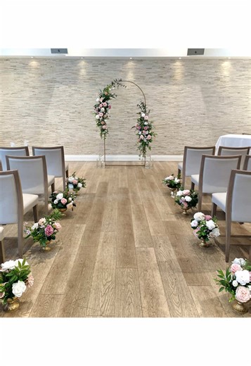 The perfect wedding ceremony arch for a minimalist bride😍 Beautiful setup at Sassafraz in Yorkville Toronto Toronto brides looking for a simple wedding arch, save this for inspo 🤍 #torontoweddingdecor #weddingdecor #weddinginspo #torontowedding #torontobride