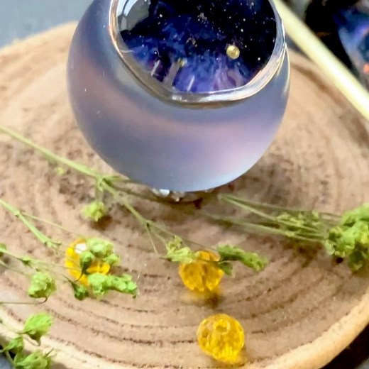 地球屋 on Instagram: "星空を覗く 小さなプラネタリウムのようなアクセサリーを作りました🖌️ #レジン #レジンアクセサリー #ハンドメイド #ハンドメイド好きさんと繋がりたい #レジン好きの人と繋がりたい #パジコ #星の雫 #地球屋アクセサリー"
