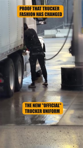 Is this the new standard for winter trucking apparel? ❄️🩴 This driver was spotted braving the snow and slush in nothing but track pants and slides—no socks in sight! The comment section is divided: some are roasting him for not knowing how to dress for winter, calling out the lack of boots. But others are defending the comfort, saying, "Y'all are just mad because they don't wear cowboy Halloween costumes all year like you do." 😂 It’s the battle of the generations: Boots vs. Slides. Whose side 