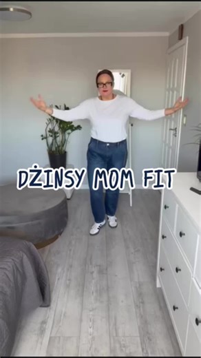 Justyna Bruzda- Goldsize on Instagram: "Model spodni, które na sto procent spodobają się też waszym córkom 👖 Moja już je ma – wybrała ten sam model i jest zachwycona. Mom fit, który po prostu dobrze leży 💙 •goldsize •butikrumia •plussize •stylnaluzie •momfi •kobiecystyl •wygodnamoda •modadlakobiet"