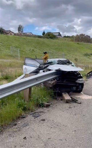 🚒 Last week, the Alameda County Fire Department (ACFD) responded to a car crash at Highway 238 and 580. Fortunately, the occupant sustained only minor injuries and was taken to a local hospital for evaluation. Let’s all stay vigilant on the roads to prevent such incidents. #ALCOFIRE #ALCOFirefighters #StaySafe 🛑 | Alameda County Fire Department